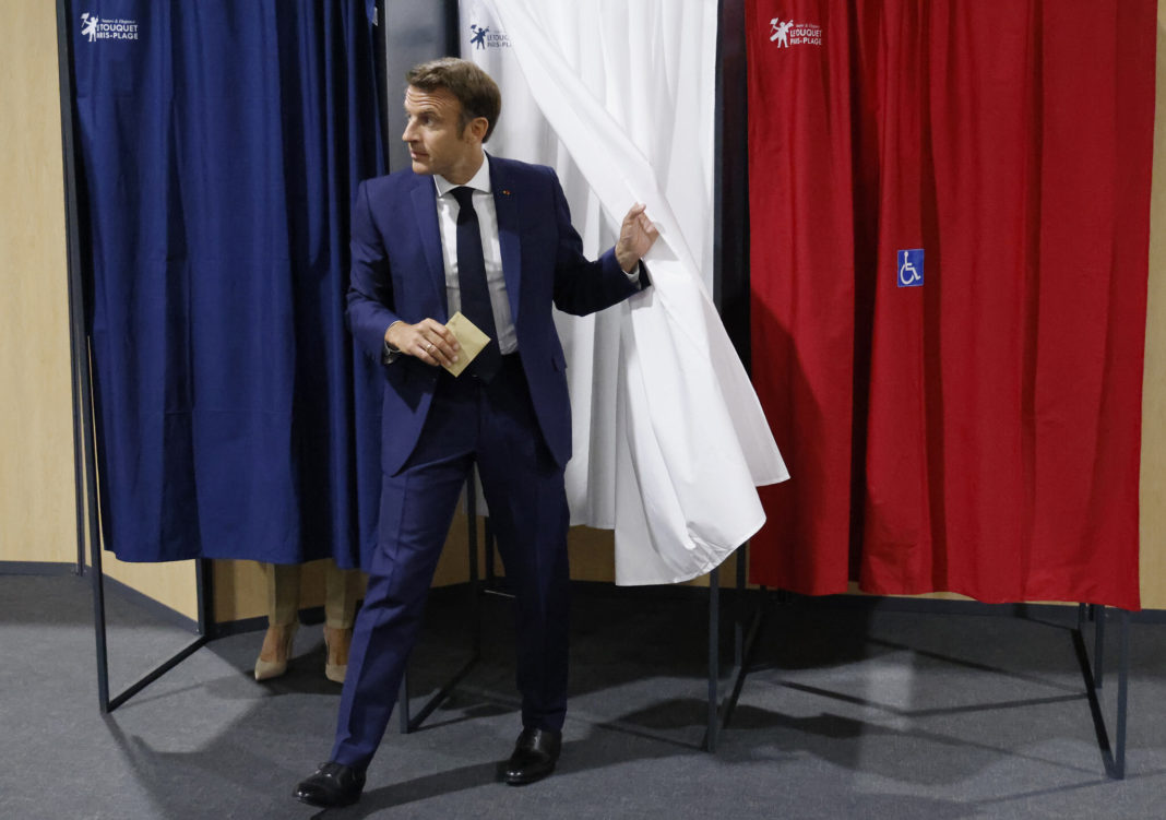 Scor strâns între centriștii președintelui Macron și blocul unit al stângii