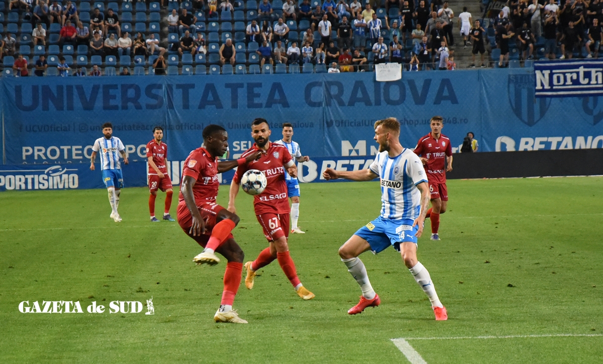 Joyskim Dawa (la minge) putea ajunge la Universitatea Craiova (Foto: Alex Vîrtosu)