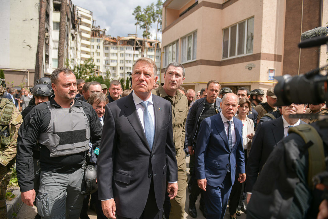 Președintele Klaus Iohannis se află alături de președintele francez Emmanuel Macron, cancelarul german Olaf Scholz și premierul Italiei Mario Draghi în orașul Irpin devastat de bombardamentele lansate de armata rusă
