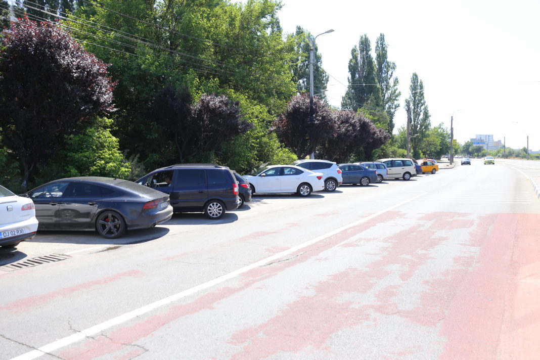 Aşa sunt parcate maşinile pe strada Calea ASeverinului, în zona Fântânii Obedeanu
