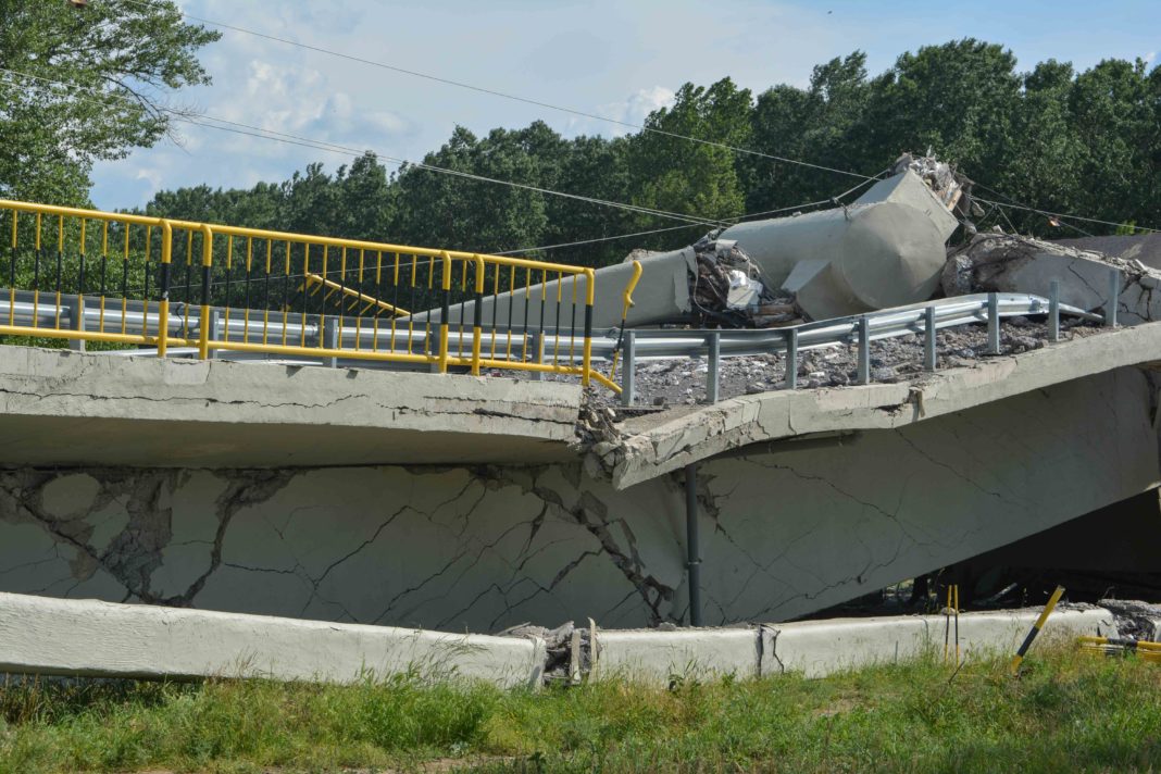 Mai multe poduri din România stau să cadă