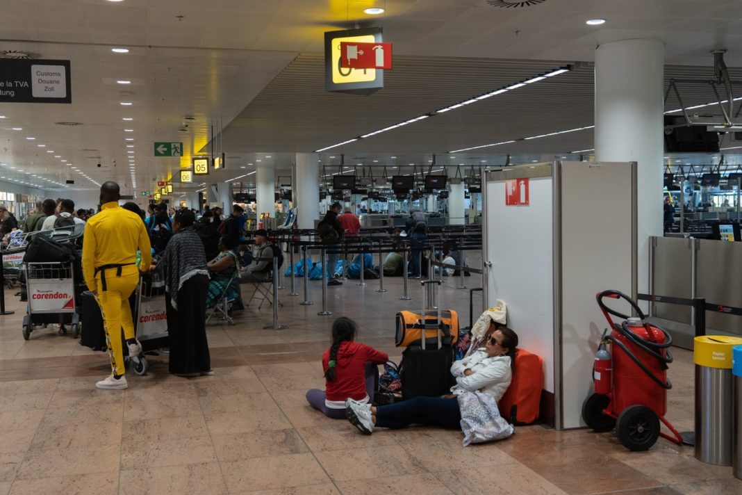 Aeroportul din Bruxelles a anulat luni toate zborurile din cauza unei greve