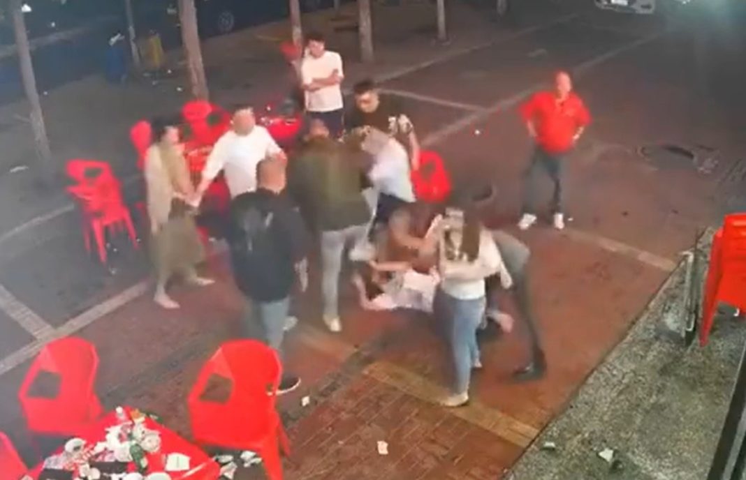 Mai multe femei, bătute într-un restaurant din China