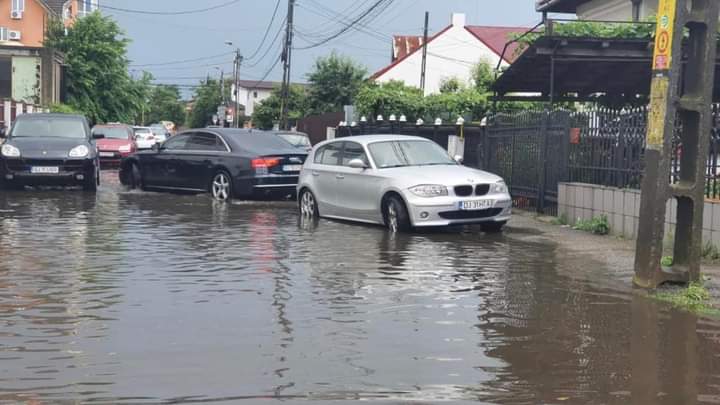 Străzi inundate la Târgu Jiu