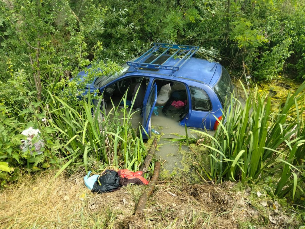 Dolj: Trei persoane au ajuns la spital după ce s-au răsturnat cu maşina într-un pârâu