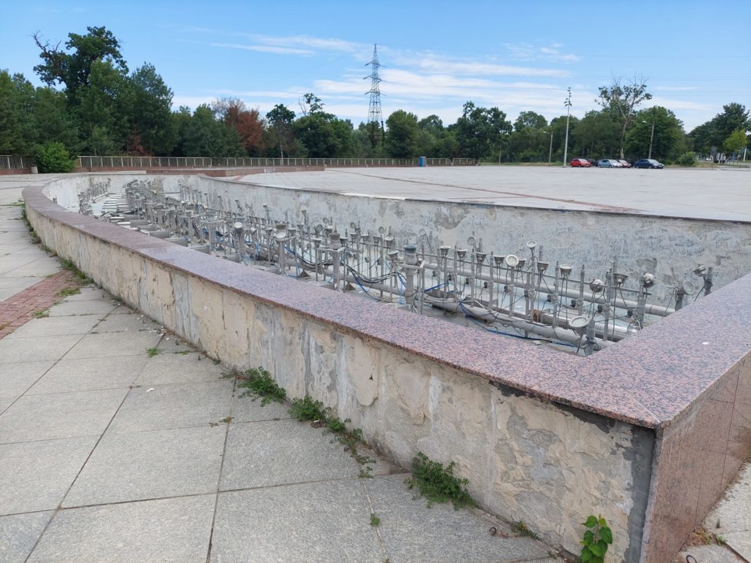 Fântana arteziană de la intrarea în Parcul Tineretului pare bombardată Fântana arteziană de la intrarea în Parcul Tineretului pare bombardată