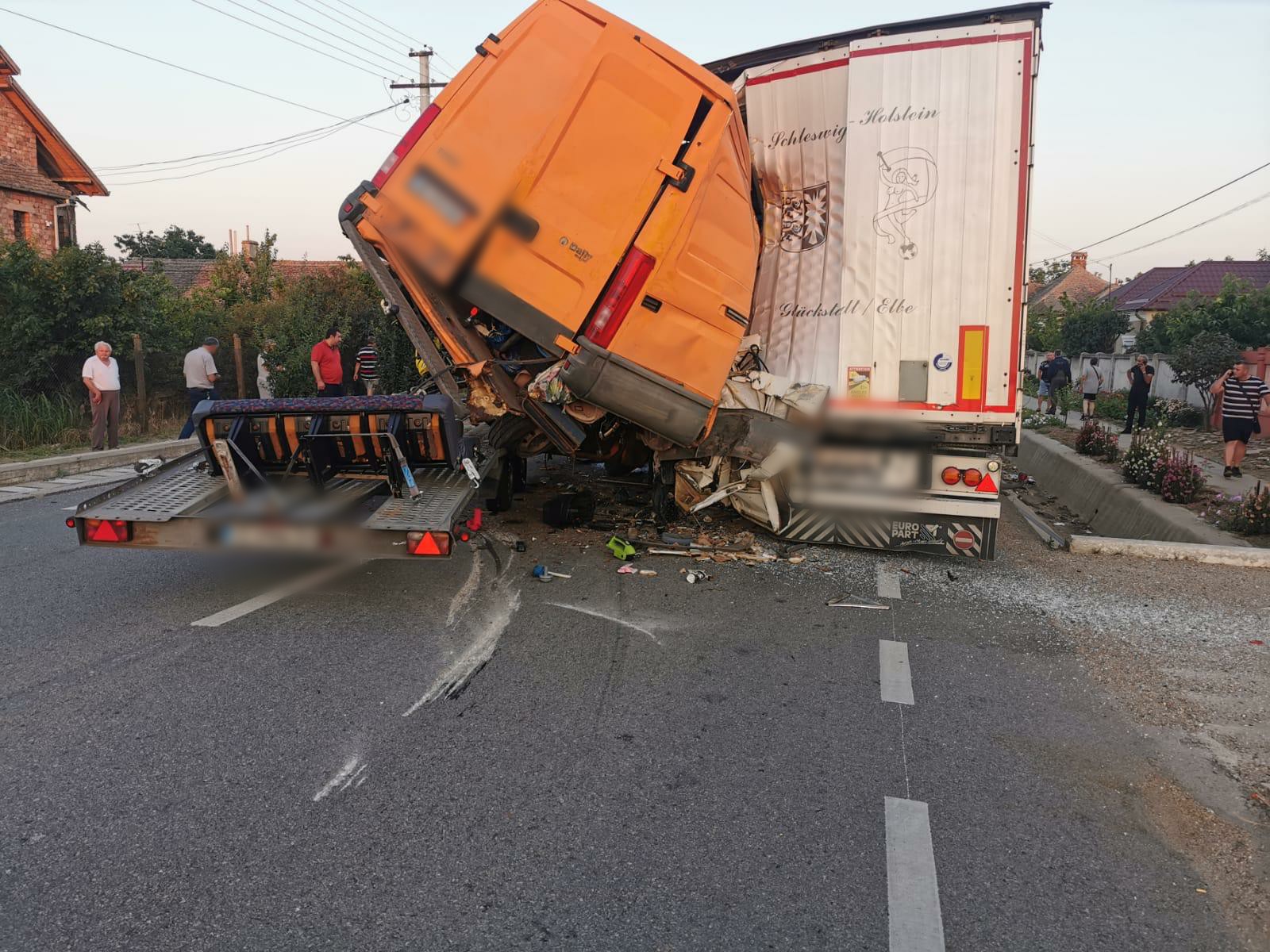 Circulația rutieră se desfășoară alternativ, pe un singur sens de deplasare, traficul vehiculelor de mare tonaj fiind oprit