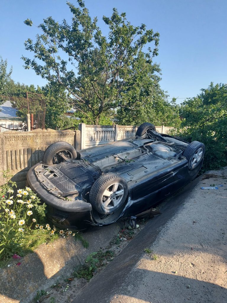 A lovit un cap de pod apoi s-a răsturnat cu mașina