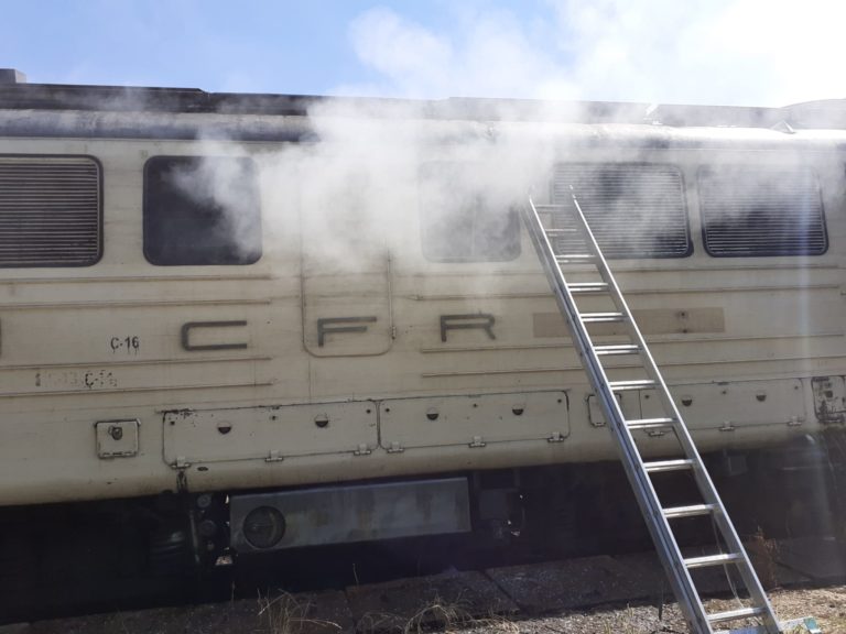 (Video) Vâlcea: Incendiu în locomotiva unui tren de persoane