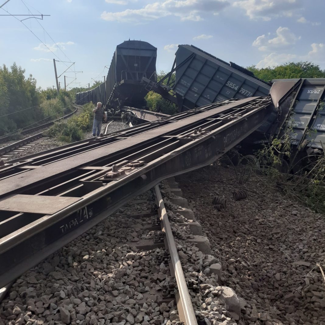 11 vagoane ale unui tren de marfă au deraiat