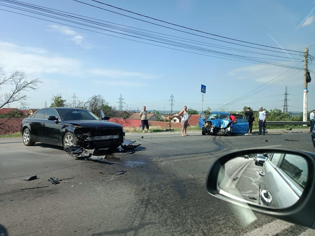 Șoferița uneia dintre mașini a fost transportată la spital (Foto: INFO TRAFIC CRAIOVA ŞI DOLJ)