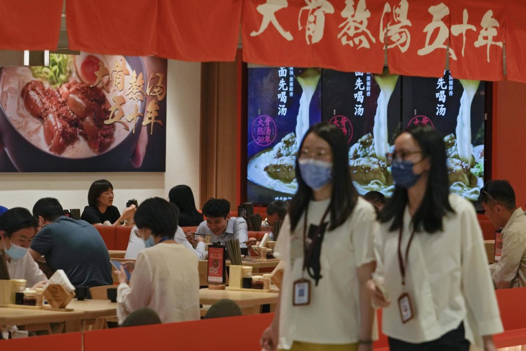 Masa poate fi servită din nou în restaurante, cu excepţia a două districte din Beijing, care continuă să aplice restricţii din cauza descoperirii unor cazuri pozitive