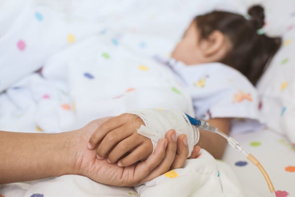 O fetiță de cinci ani, supusă unei operații după ce a fost violată de un bărbat de 54 de ani