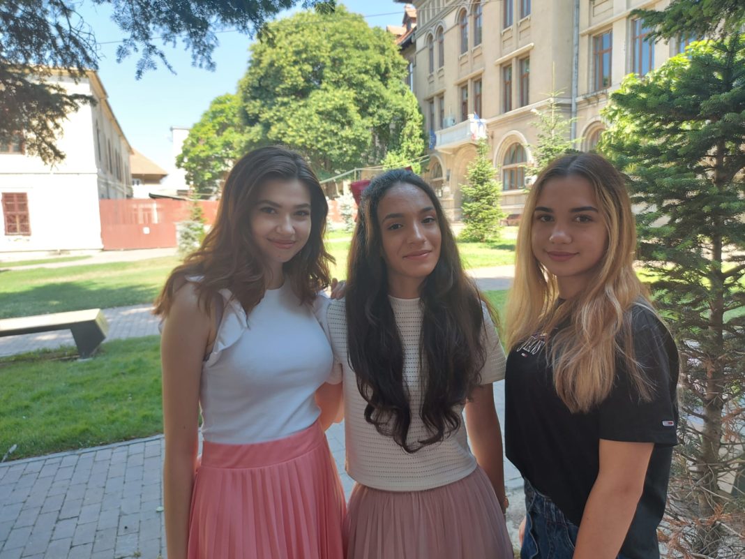 (De la stânga la dreapta) Diana Ciocan, Giuliana Cioi şi Izabela Guţescu elevele de 10 la bacalaureat, de la Colegiul Naţional Elena Cuza din Craiova