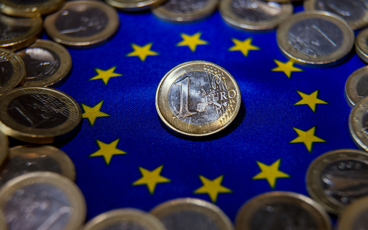 România nu îndeplineşte condiţiile pentru adoptarea monedei euro