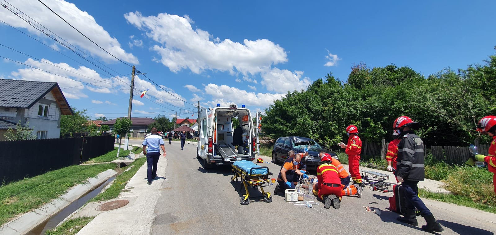 La sosirea echipajelor, a fost găsit un biciclist blocat în parbrizul autoturismului, în stop cardio-respirator