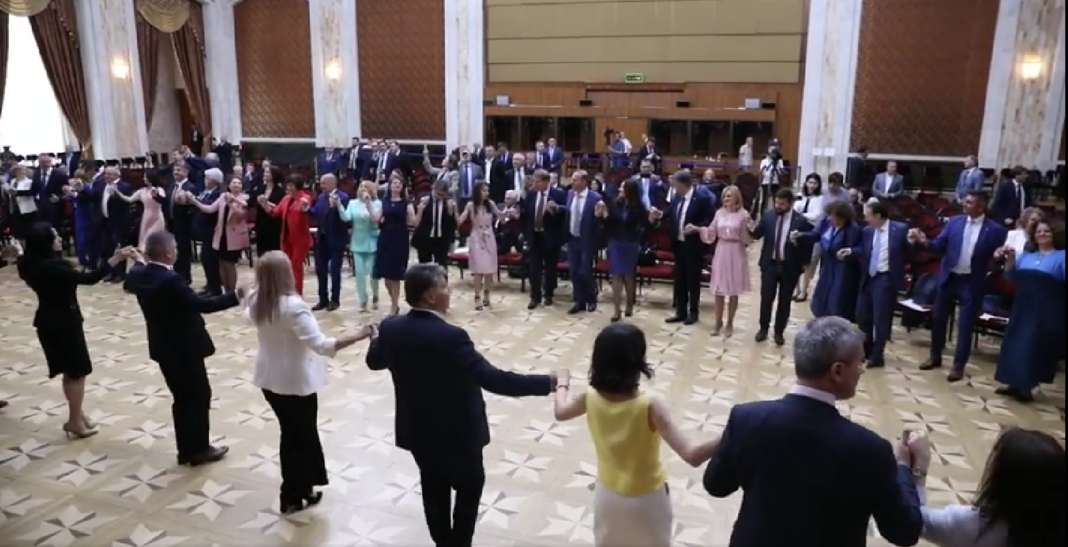 Parlamentarii români și moldoveni s-au prins în horă la Chișinău