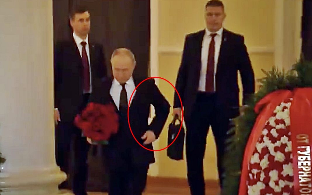 Colonelul care îi căra ”servieta nucleară” lui Putin, găsit împușcat în cap în locuinţa sa