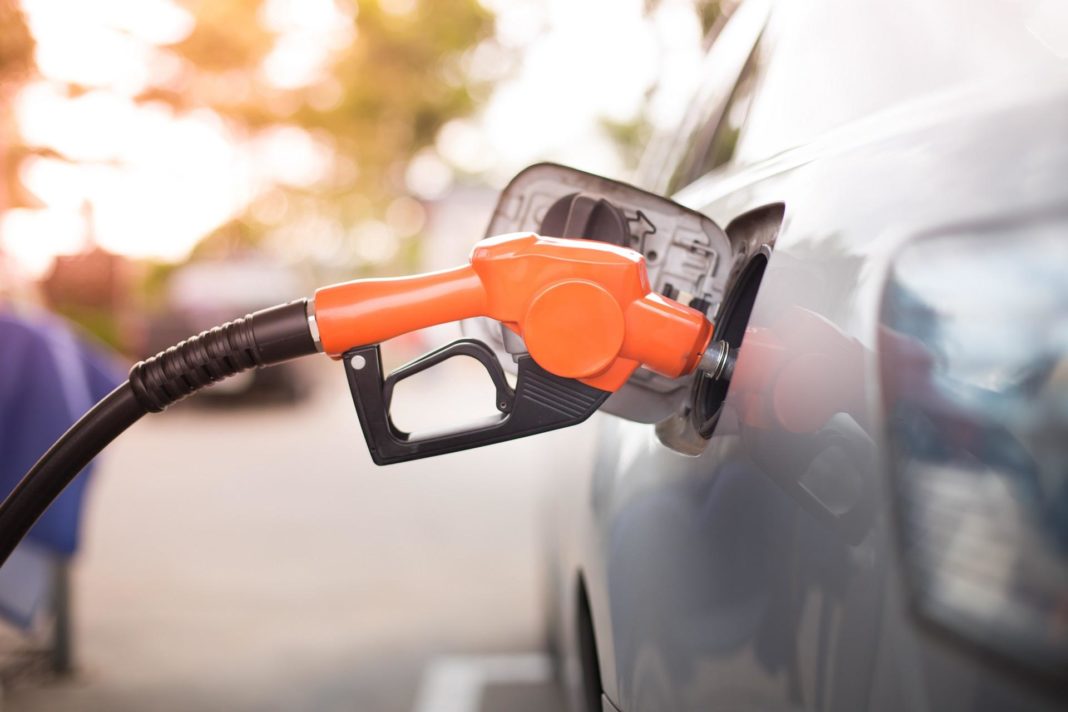 Guvernul ia în calcul să compenseze prețul la pompă al benzinei și motorinei pentru 3 luni