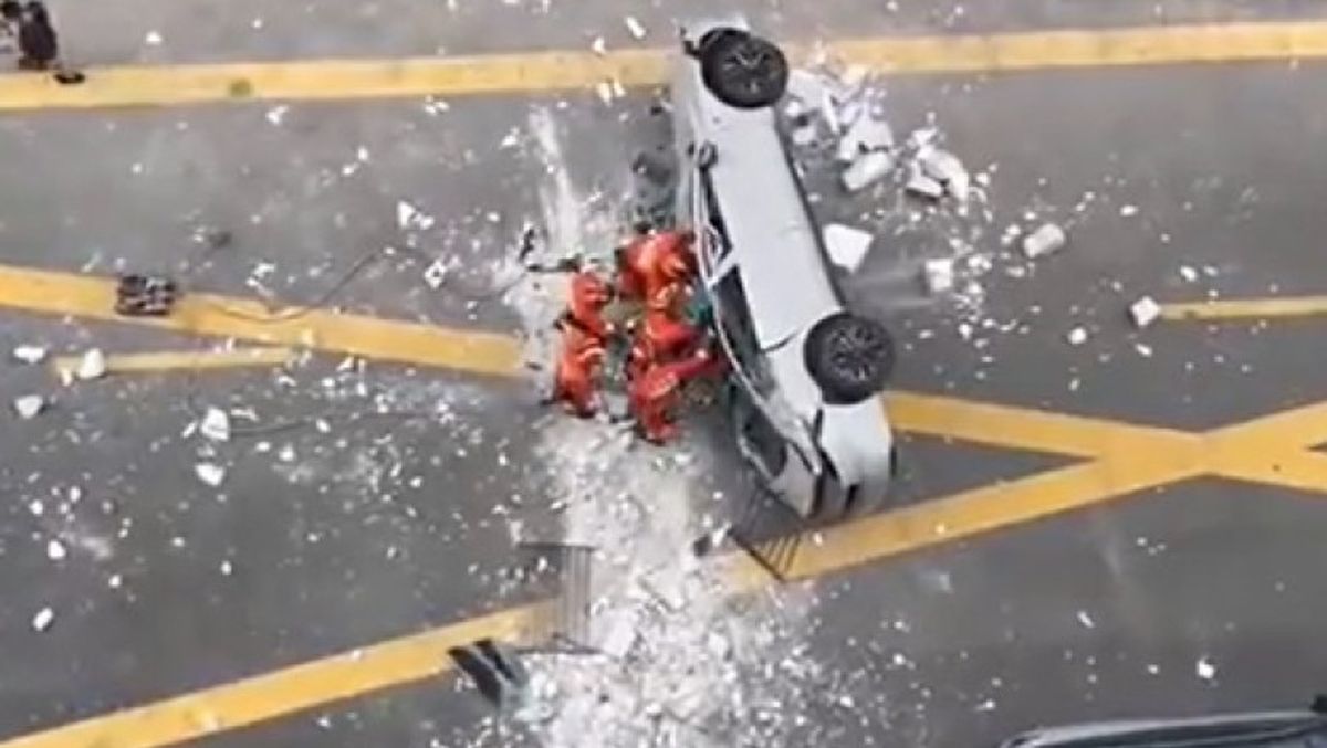 (VIDEO) Doi bărbați au murit după ce o mașină electrică a căzut de la etajul trei