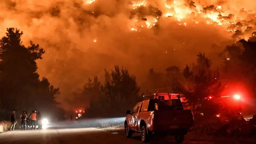 Suburbie a Atenei evacuată din cauza unui incendiu de vegetaţie
