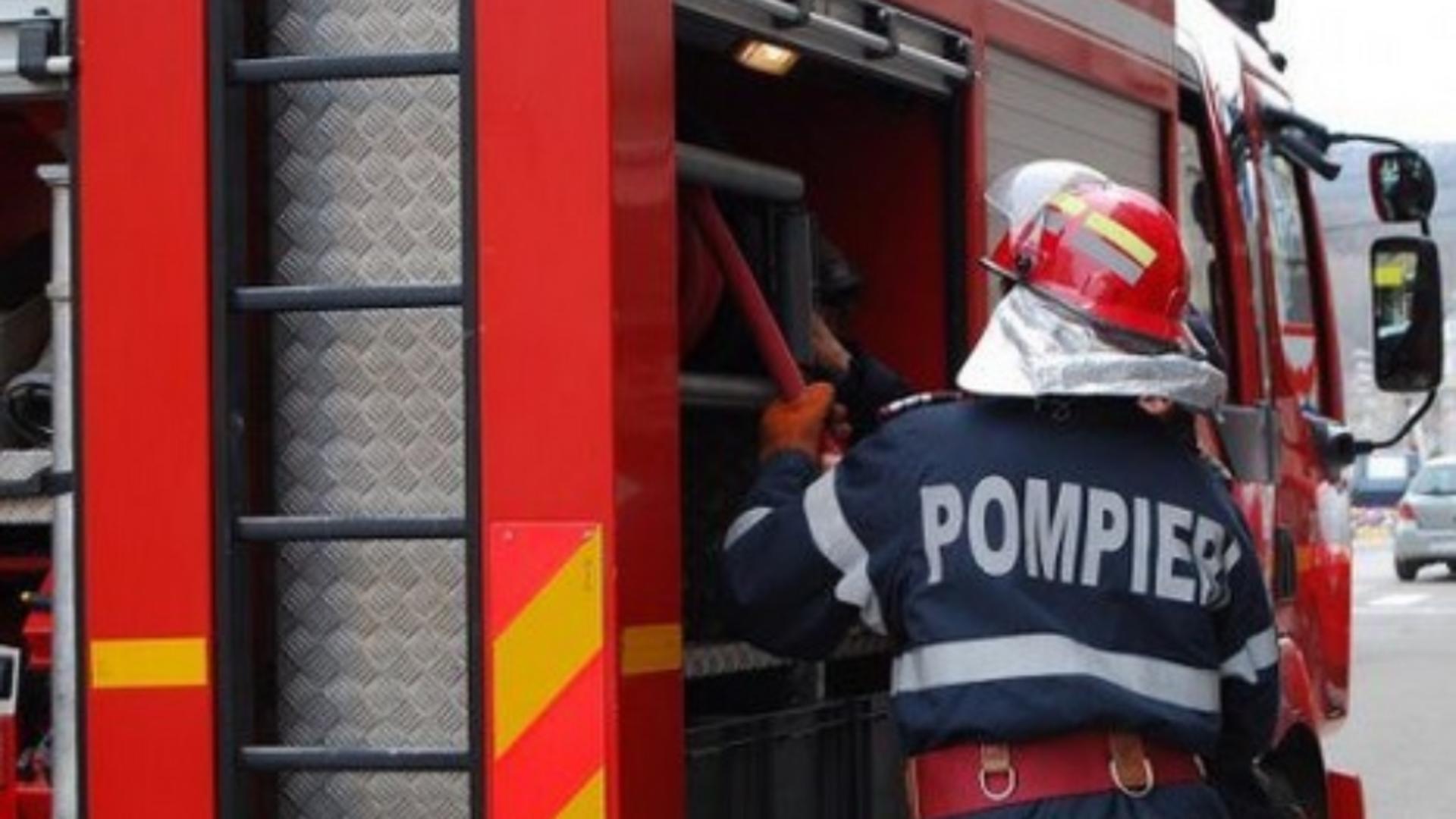 Un incendiu puternic a izbucnit la o groapă de gunoi din județul Prahova