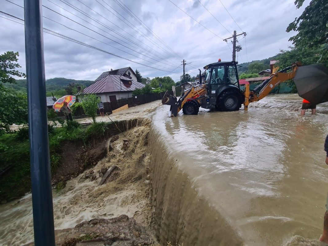 Inundaţii în mai multe localităţi din Prahova