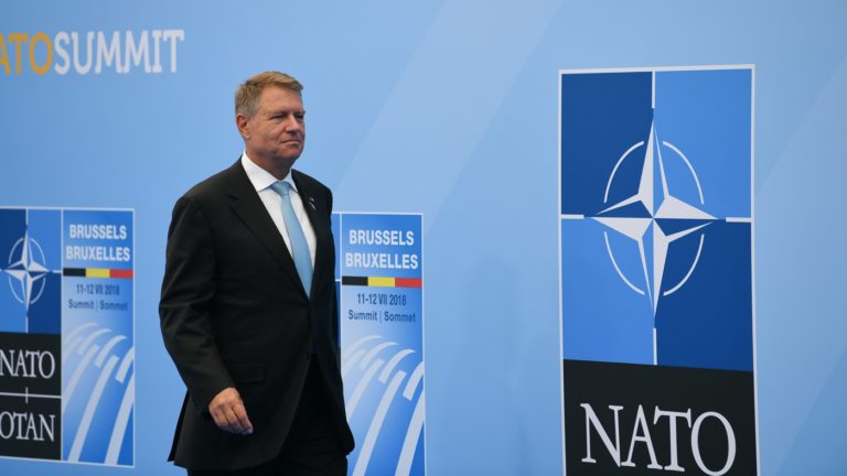Președintele Klaus Iohannis spune că dotarea Armatei României se va face în următorii zece ani, timp în care cel puțin 2.5% din PIB va fi alocat către Apărare