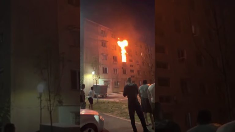 (VIDEO) Incendiu într-un bloc din Arad. Cinci persoane au ajuns la spital