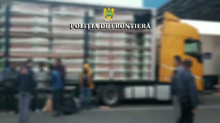 (VIDEO) 36 de migranţi au încercat să iasă din România ascunşi într-un TIR cu sicrie