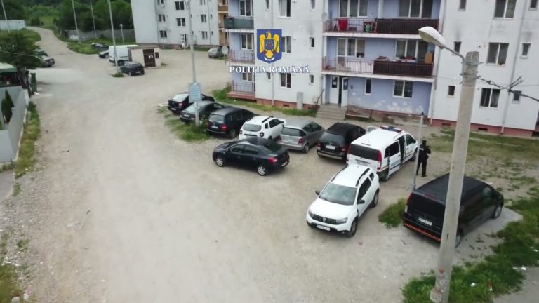 (VIDEO) Percheziții la persoane care furau cardurile bătrânilor