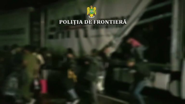 (VIDEO) 58 de migranţi, opriţi la graniţa cu Ungaria