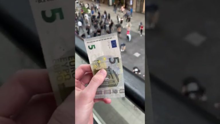 (VIDEO) A plouat cu bani într-un centru comercial din Germania