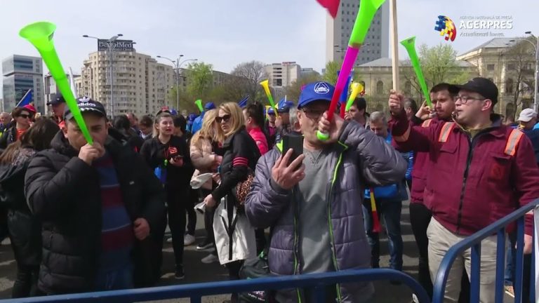 (VIDEO) Angajații TMK Artrom din Reşiţa şi Slatina, protest în Piaţa Victoriei