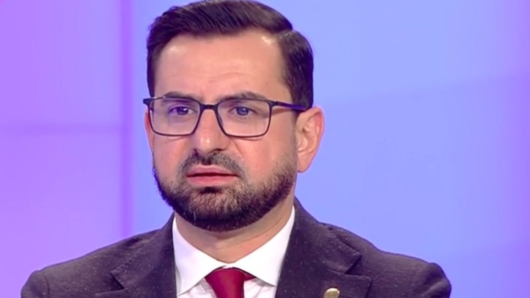 Ridicarea imunităţii lui Adrian Chesnoiu, votată de Comisia juridică a Camerei Deputaţilor