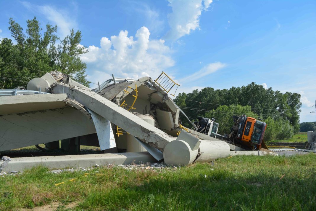 Un pod proaspăt reabilitat din judeţul Neamţ s-a prăbuşit cu tot cu maşini