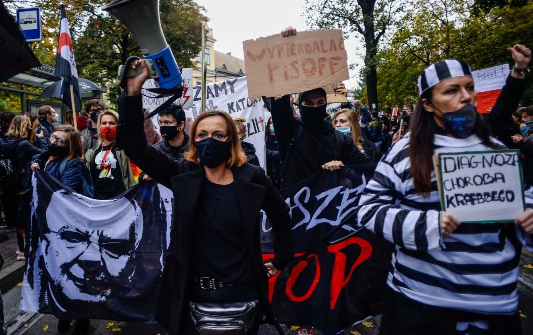 Femeile din Polonia, obligate să raporteze la stat când sunt gravide