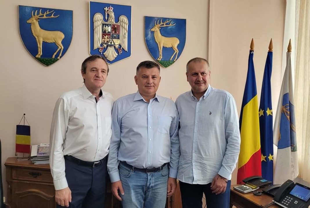 Simionescu (la mijloc, între Mihai Weber și Cosmin Popescu) este secretar executiv al organizației PSD Târgu Jiu.