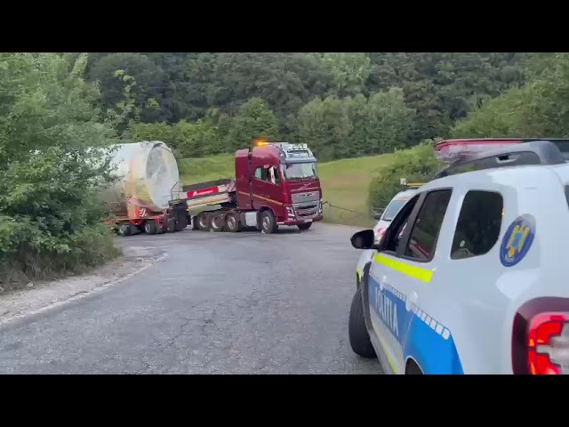 (VIDEO) Trafic blocat între Pitești și Curtea de Argeș: Defecțiune la un transport agabaritic