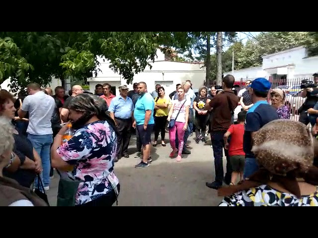 (VIDEO) Zeci de piețari protestează în fața Primăriei Târgu Jiu