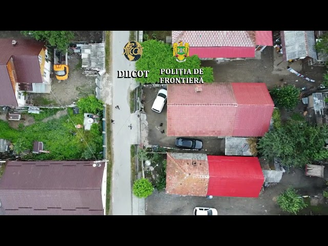 (VIDEO) Vâlcea: Percheziţii la o grupare specializată în trafic de migranți și spălare de bani