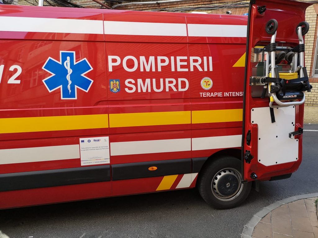 Un mort şi doi răniţi, după ce un camion de gunoi a căzut într-o râpă