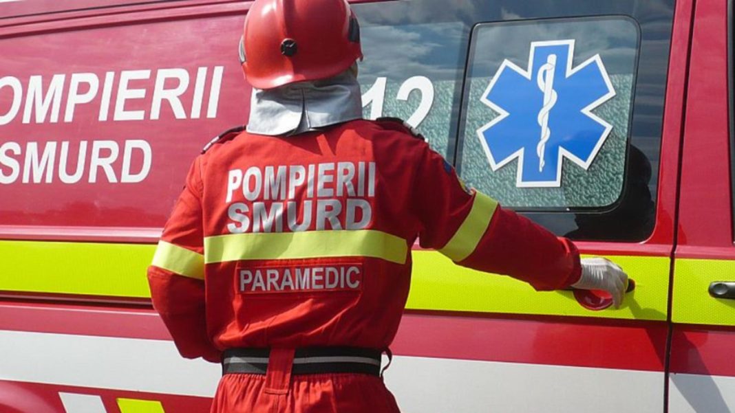 Un copil şi doi adulţi, răniţi după ce casa le-a luat foc
