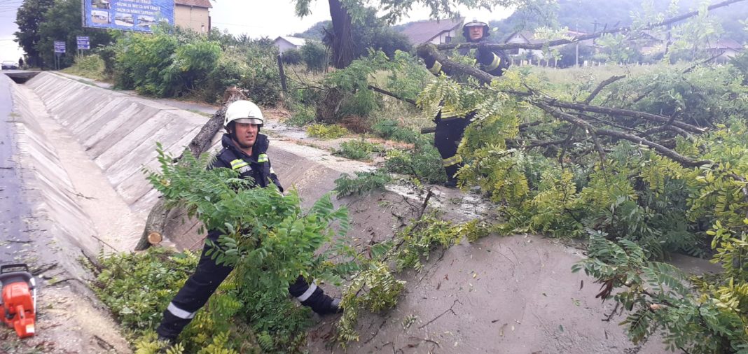Furtună în Vâlcea. Intervenţia pompierilor, solicitată în mai multe zone din municipiu