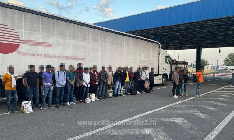 (VIDEO) 41 de migranţi depistaţi într-un tir cu detergent