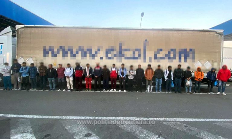 (VIDEO) Două TIR-uri oprite la Nădlac II. 53 de imigranţi, ascunşi în compartimentele pentru marfă
