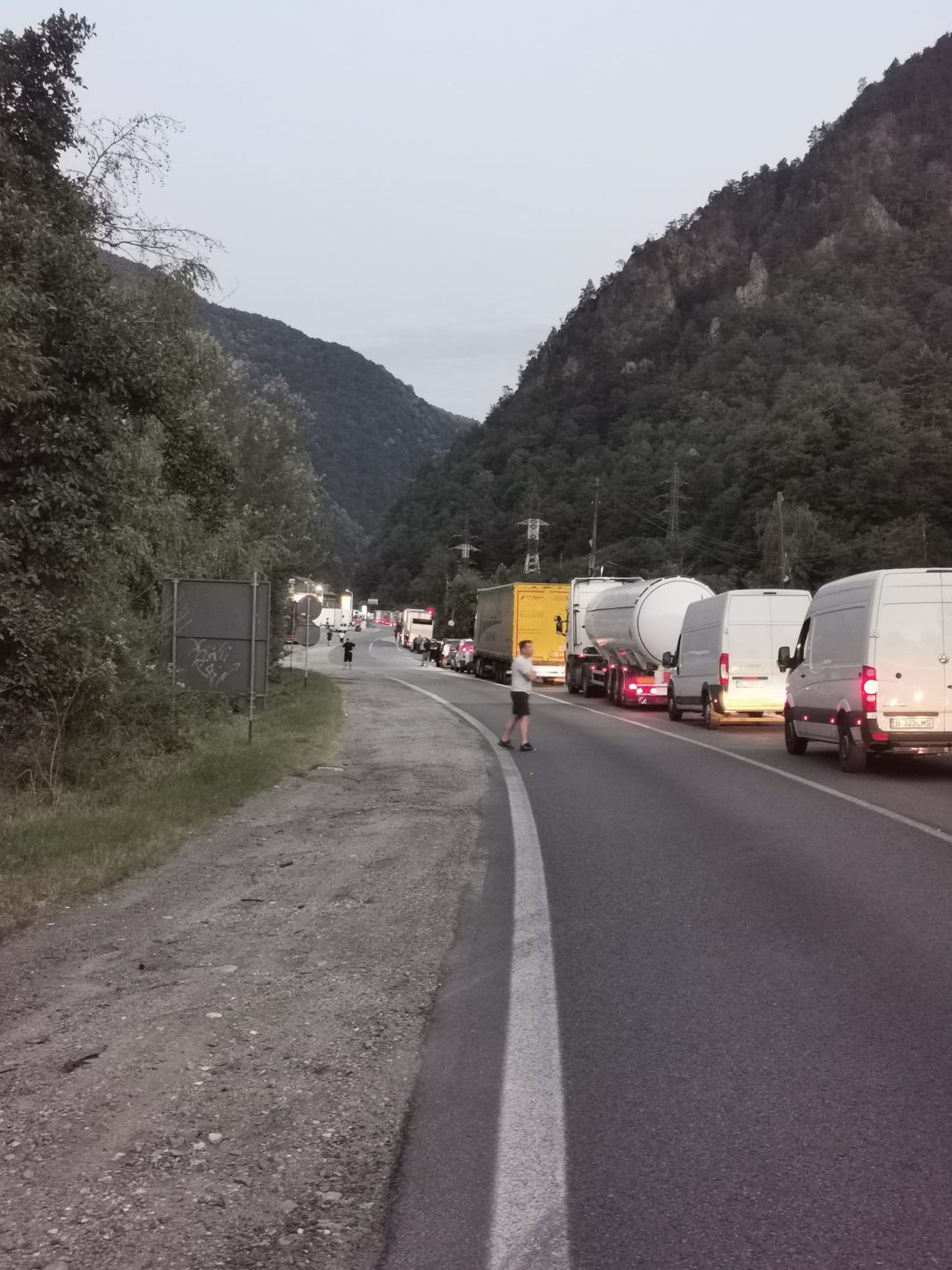 Traficul este oprit până la ridicarea tirului