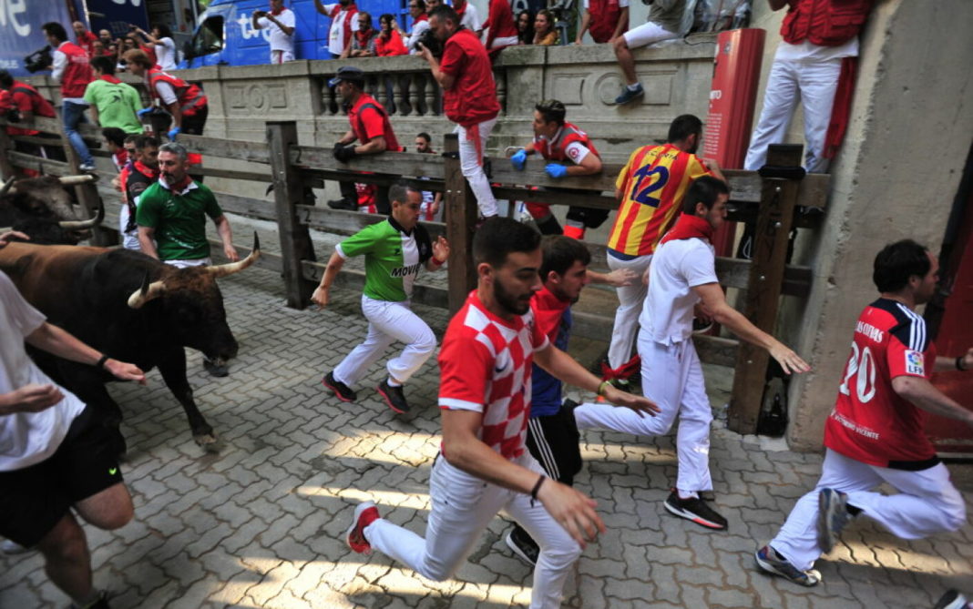Trei bărbaţi, luaţi în coarne de tauri la Pamplona Trei bărbaţi, luaţi în coarne de tauri la Pamplona