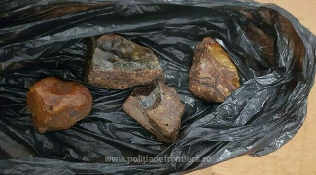 Într-un bagaj, polițiștii de frontieră au găsit șapte bucăţi de pietre de diferite mărimi, de culoare maro, despre care oamenii legii au bănuit că este chihlimbar