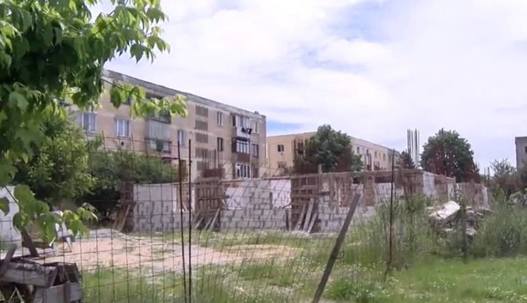 Blocul ANL de la Bumbești-Jiu este în buruieni